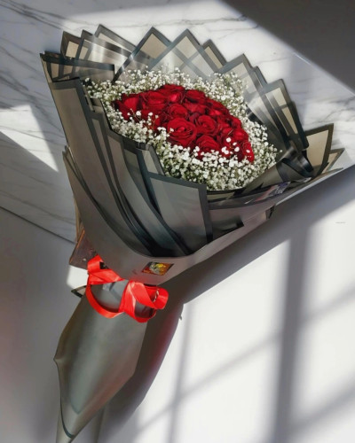 دسته گل رز و ژپسوفیلا