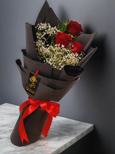 دسته گل رز ۳ شاخه رز و ژپسوفیلا