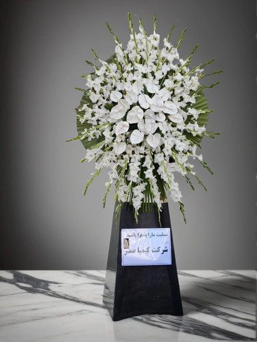 تاج گل تک طبقه با گلهای گلایول و آنتریوم برای مراسم در ارومیه