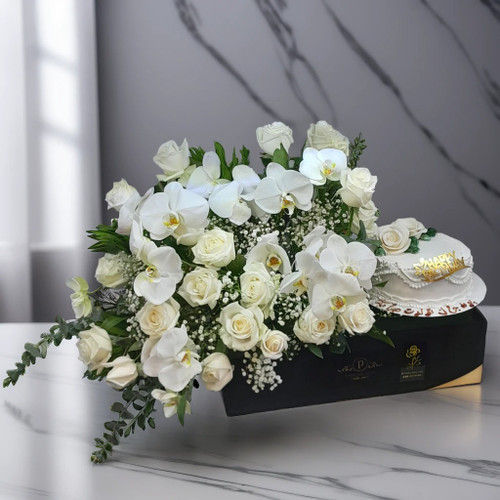 باکس گل رز سفید و کیک تولد تزیین شده با شکلات و گلهای طبیعی - تحویل در ارومیه - سفارش آنلاین از floristurmia.com
