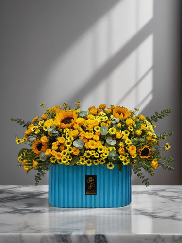 باکس گل آبی با ترکیب زیبای آفتابگردان، رز مینیاتوری زرد، کرتنزیا و برگ اوکالیپتوس - گلفروشی آنلاین ارومیه