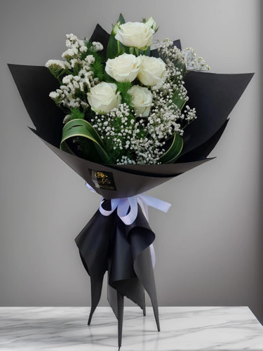 **"دستهگل رز ۵ شاخهای با ژپسوفیلا و لیمونیوم سفید - گلفروشی ارومیه"**