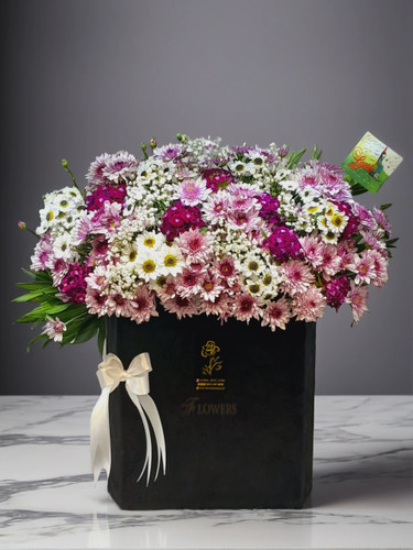 **"باکس گل داوودی و کرتنزیا با تزئینات ژپسوفیلا از بهترین گلفروشی ارومیه - مناسب هدیه و دکوراسیون"**