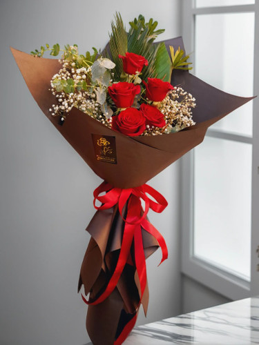 **«دسته گل لوکس ۵ شاخه رز قرمز با کاور مشکی – هدیه ویژه برای عزیزان در ارومیه»**