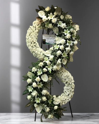 تاج گل لوکس دو طبقه مشکی و سفید برای مراسم ختم با گل های تازه - تحویل در ارومیه - floristurmia.com