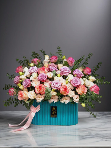 باکس گل رز صورتی درجه یک با برگهای اکالیپتوس - تحویل اکسپرس گل فروشی آنلاین ارومیه