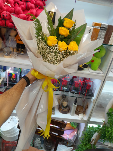 | `دستهگل رز زرد کهربایی ۵ شاخه با بستهبندی روبان طلایی - گلفروشی آنلاین ارومیه` |