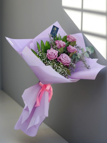 دستهگل رز یاسی ۵ شاخهای با کاور پاستیلی | گل فروشی آنلاین ارومیه | تحویل اکسپرس