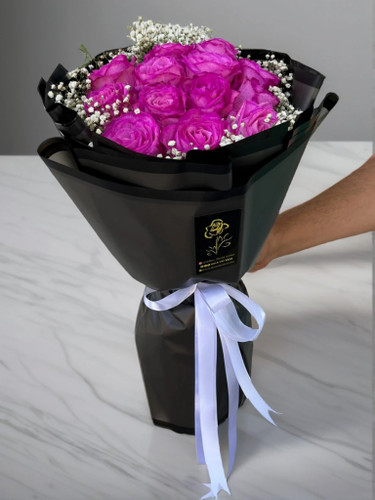 دسته گل رز سرخابی ۱۵ شاخهای با تزئین ژپسوفیلا سفید و کاور مشکی - گلفروشی ارومیه