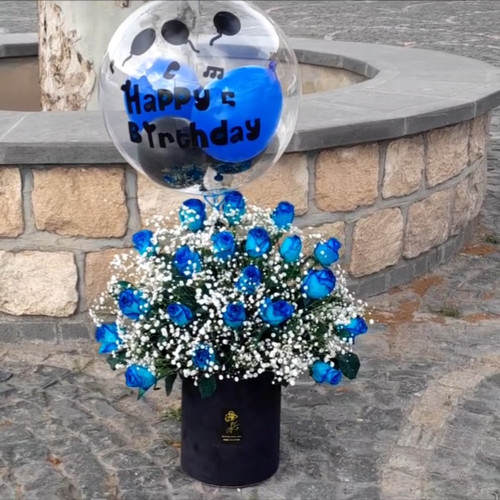 باکس گل جشن تولد با گلهای آبی کاربنی و ژپسوفیلا - گل فروشی آنلاین ارومیه FloristUrmia - تحویل سریع باکس و بالن اختصاصی