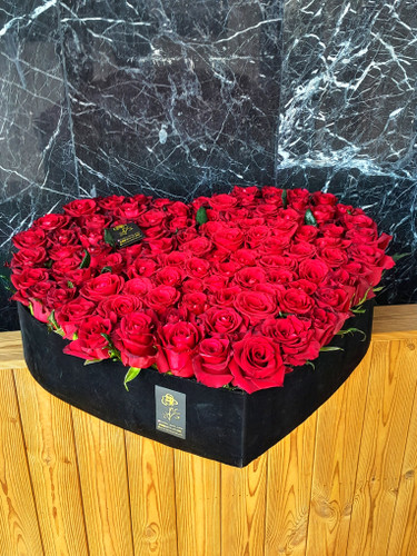 باکس هدیه قلبشکل با ۱۰۰ شاخه گل رز قرمز تازه - تحویل سریع در ایران و جهان | فروشگاه گل ارومیا