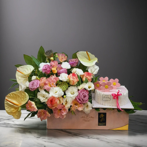 باکس هدیه ترکیبی گل تازه رُز صورتی و کیک خامهای تولد با تحویل اکسپرس در ارومیه - FloristUrmea