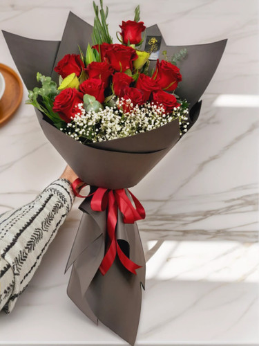 دسته گل رز قرمز لاکچری ۱۲ شاخه با تزئین ژپسوفیلا و کاور مشکی - تحویل اکسپرس در ارومیه