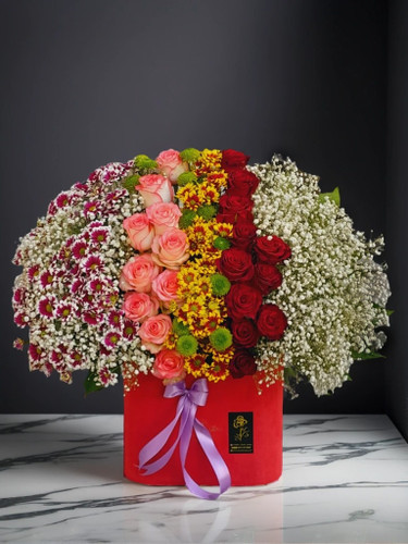 باکس گل لاکچری ترکیب رز، ژپسوفیلا (نفس نوزاد) و کرتنزیا (گل دکمها ی)، طراحی تخصصی توسط گلفروشی آنلاین ارومیه