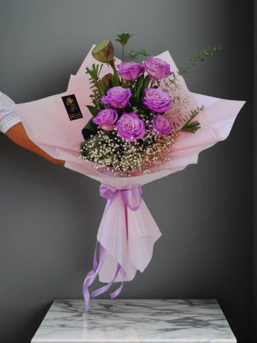 | دسته گل رز سرخابی و بنفش لاکچری با کاور هدیه صورتی پاستیلی در گل فروشی آنلاین ارومیه | Luxury magenta and purple rose bouquet with a pink pastel gift cover from the online flower shop in Urmia |