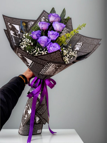 دسته گل رز بنفش لاکچری با کاور روزنامه ای از گلفروشی آنلاین ارومیا
